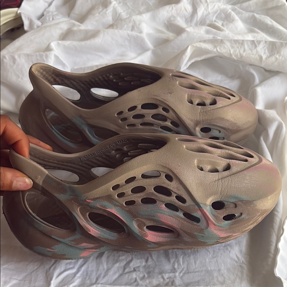 Yeezy foam runners Tan and Pink  Design